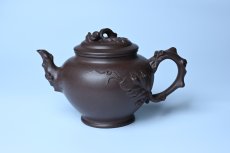 紫砂壶图片：潜力股赵老师 老紫泥全手工松鼠葡萄壶 茶人醉爱 - 全手工紫砂壶网