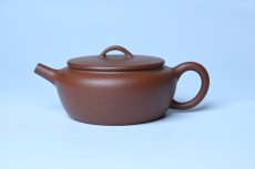 紫砂壶图片：美壶特惠 优质红降坡泥大口玉扁壶 茶人醉爱 - 全手工紫砂壶网