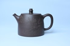 紫砂壶图片：美壶特惠 老紫泥精致山水汉铎壶 茶人醉爱 - 全手工紫砂壶网