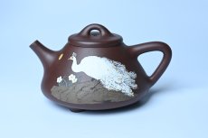 紫砂壶图片：实力派工艺师周斌全手工紫玉金砂子冶石瓢 刻绘孔雀 特文气 - 全手工紫砂壶网