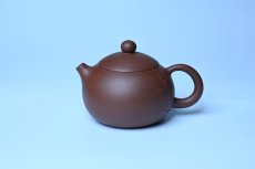 紫砂壶图片：毛国强入室弟子黄云初 特好老紫泥见心西施壶 名家何水法书法 刘世涛伯陶刻 - 全手工紫砂壶网