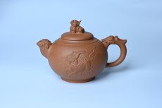 紫砂壶图片：美壶特惠 精致降坡泥祥瑞壶 茶人醉爱 - 全手工紫砂壶网