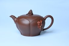 紫砂壶图片：美壶特惠 贴花活灵活现 精致荷花壶 茶人醉爱 - 全手工紫砂壶网