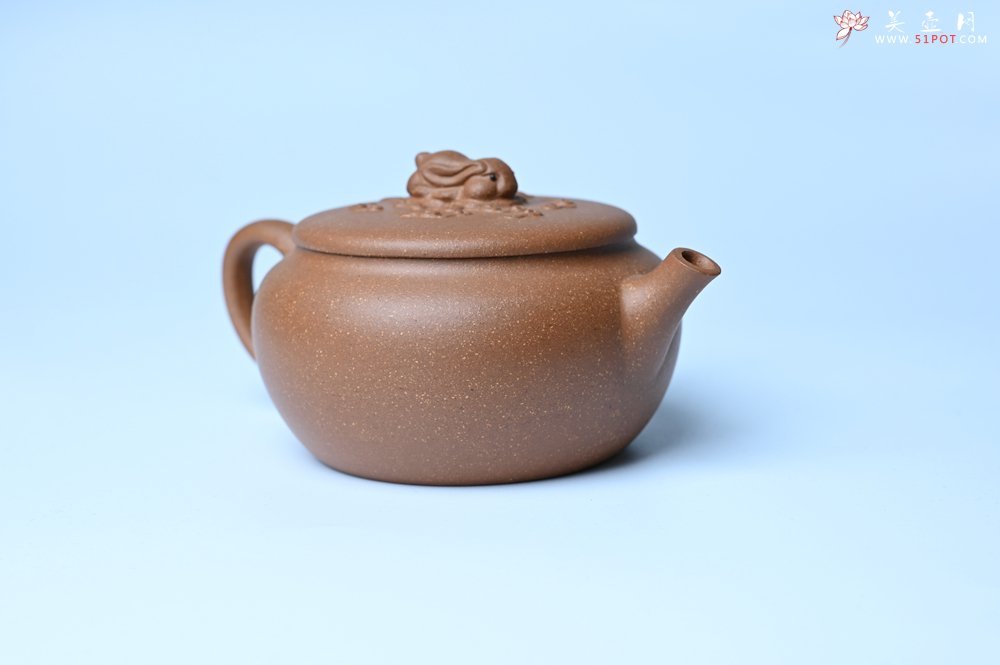 紫砂壶图片：美壶特惠 优质降坡泥花鸟听兔壶 茶人醉爱 - 全手工紫砂壶网