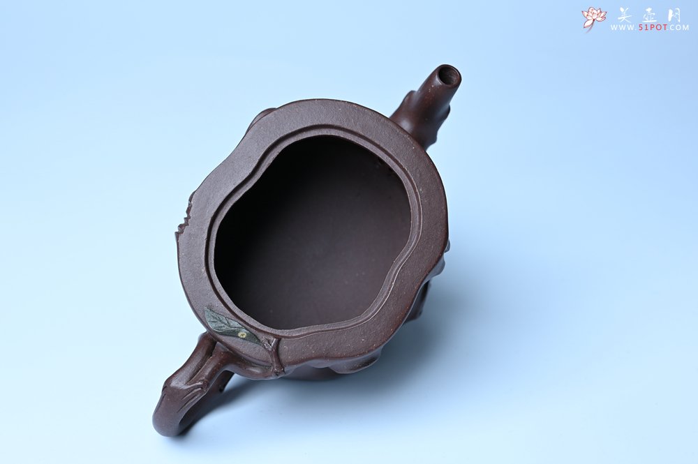 紫砂壶图片：美壶特惠 精致老紫泥佛手壶 肌理生动 底部刻佛手祥云特文气 - 全手工紫砂壶网