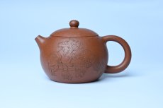 紫砂壶图片：油润降坡泥全手工小品西施壶  装饰童子图 天真无邪 - 全手工紫砂壶网