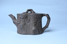 紫砂壶图片：美壶特惠 精致青段泥全松皮 全手工松桩壶 肌理丰富 特文气 - 全手工紫砂壶网