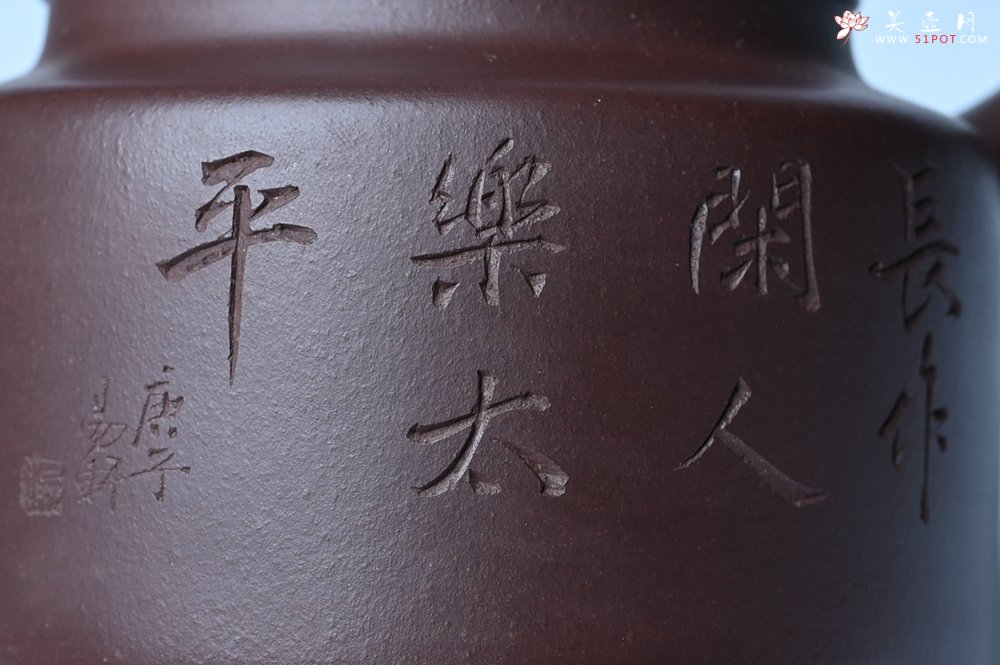 紫砂壶图片：油润底曹青 全手工德中茶壶 装饰人物特文气 - 全手工紫砂壶网