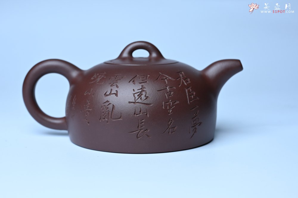 紫砂壶图片：油润底槽清 卡盖难度相当大 全手工半月紫砂壶  君臣一梦,今古空名 但远山长,云山乱,晓山青 - 全手工紫砂壶网