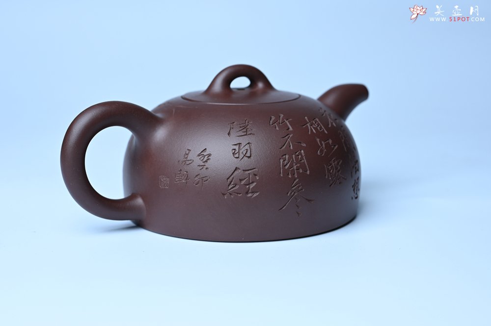紫砂壶图片：潜力股周小培老师 油润底槽清 卡盖难度相当大 全手工半月紫砂壶 花间渴想相如露,竹不闲参陆羽经 - 全手工紫砂壶网