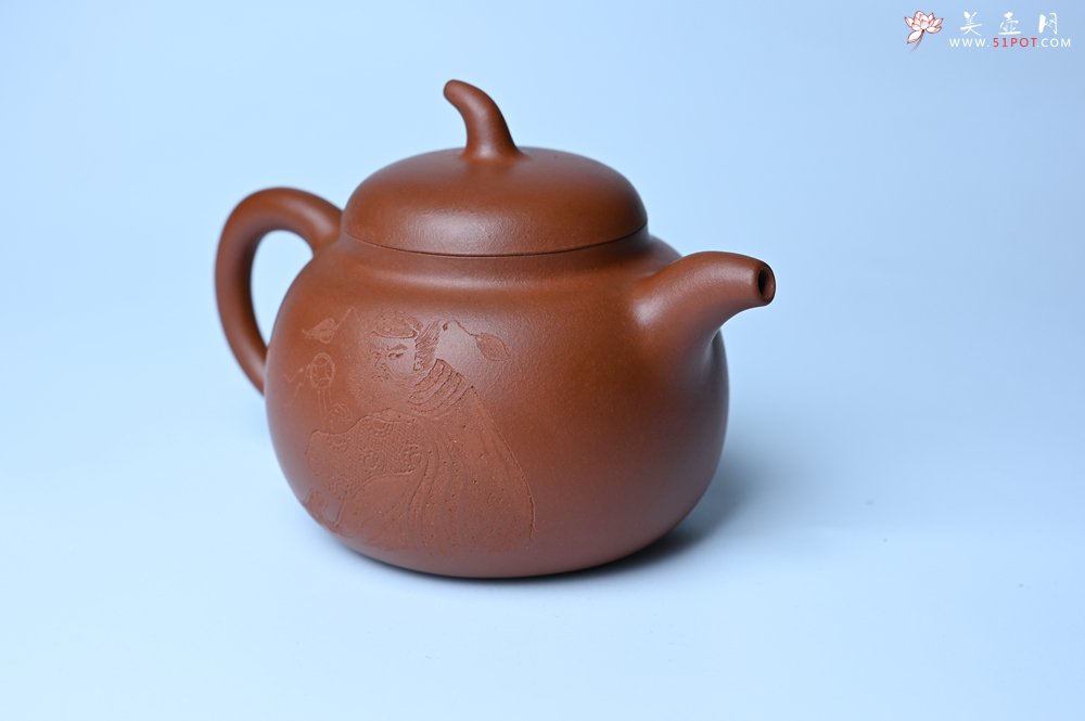 紫砂壶图片：特油润黄龙山小红泥全手工一捺底景舟茄段壶 装饰人物特文气 - 全手工紫砂壶网