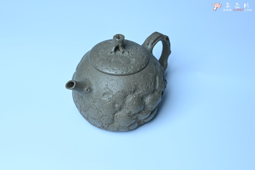 紫砂壶图片：美壶特惠 特好老青段泥云松供春壶 茶人醉爱 - 全手工紫砂壶网