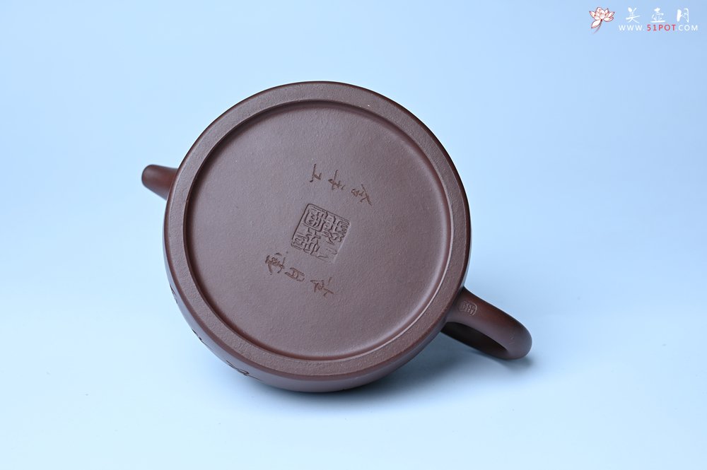 紫砂壶图片：油润底槽清 卡盖难度相当大 全手工半月紫砂壶  君臣一梦,今古空名 但远山长,云山乱,晓山青 - 全手工紫砂壶网