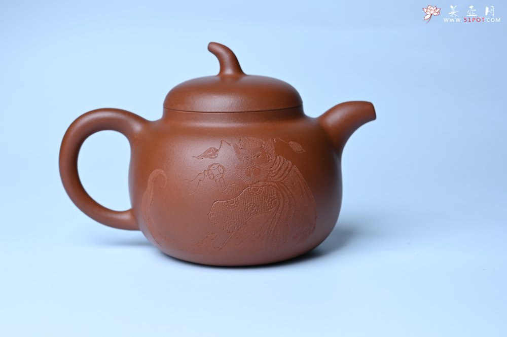 紫砂壶图片：特油润黄龙山小红泥全手工一捺底景舟茄段壶 装饰人物特文气 - 全手工紫砂壶网