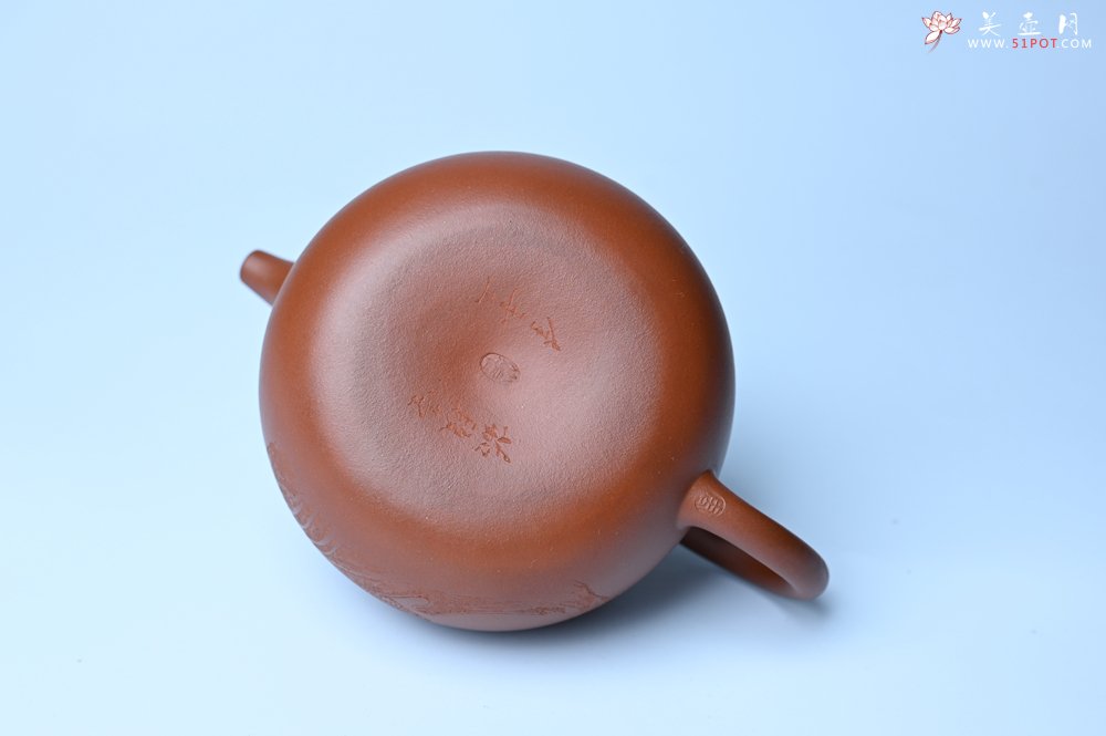 紫砂壶图片：特油润黄龙山小红泥全手工一捺底景舟茄段壶 装饰人物特文气 - 全手工紫砂壶网
