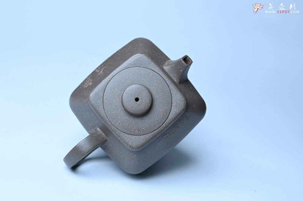 紫砂壶图片：美壶特惠 精致青灰段泥混方巨轮壶 茶壶 无事竹间坐 有情化外游 - 全手工紫砂壶网