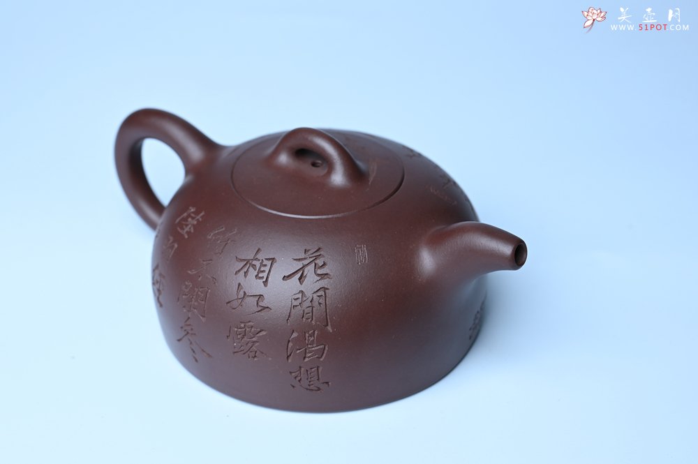 紫砂壶图片：潜力股周小培老师 油润底槽清 卡盖难度相当大 全手工半月紫砂壶 花间渴想相如露,竹不闲参陆羽经 - 全手工紫砂壶网