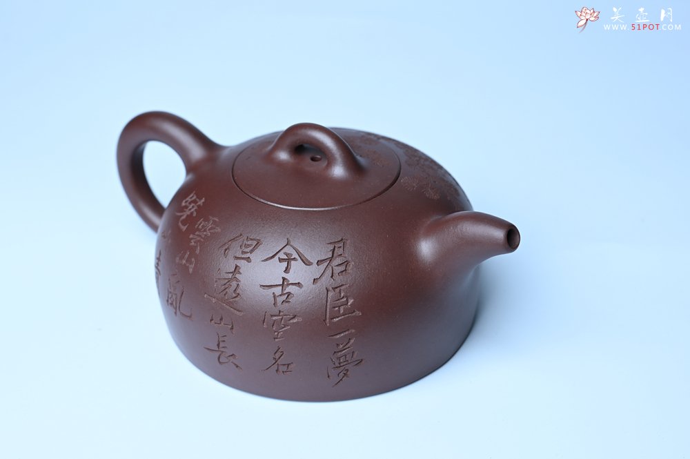 紫砂壶图片：油润底槽清 卡盖难度相当大 全手工半月紫砂壶  君臣一梦,今古空名 但远山长,云山乱,晓山青 - 全手工紫砂壶网