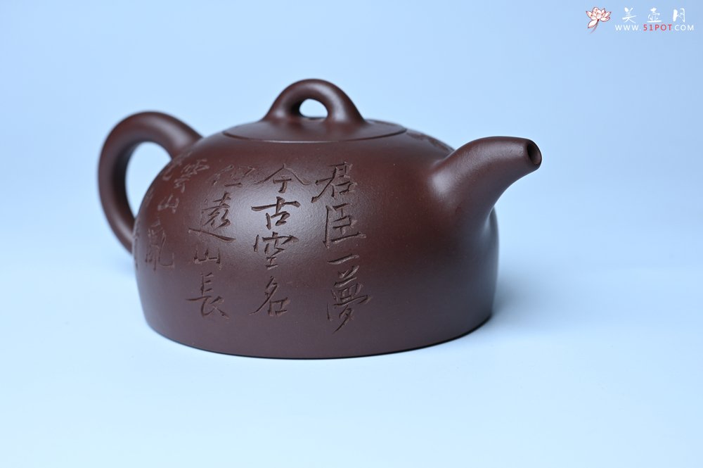 紫砂壶图片：油润底槽清 卡盖难度相当大 全手工半月紫砂壶  君臣一梦,今古空名 但远山长,云山乱,晓山青 - 全手工紫砂壶网