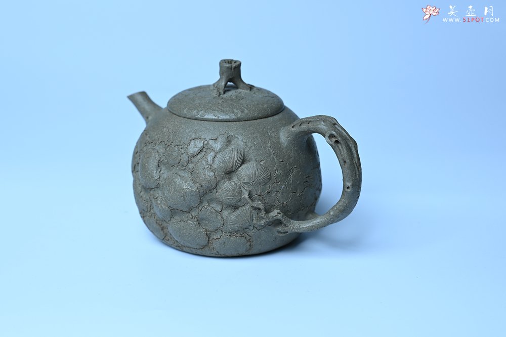 紫砂壶图片：美壶特惠 特好老青段泥云松供春壶 茶人醉爱 - 全手工紫砂壶网