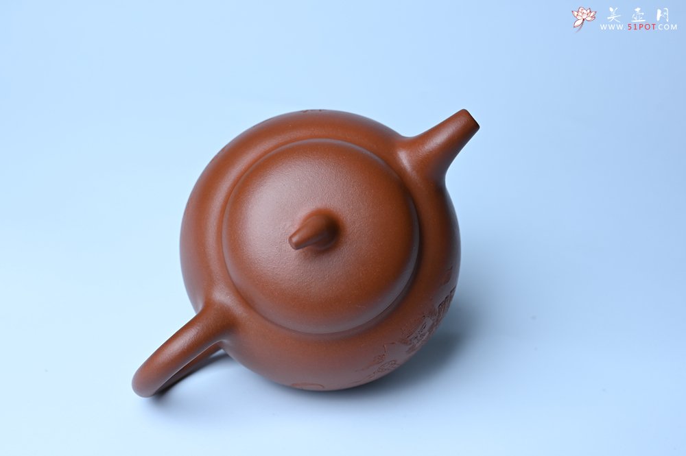 紫砂壶图片：特油润黄龙山小红泥全手工一捺底景舟茄段壶 装饰人物特文气 - 全手工紫砂壶网