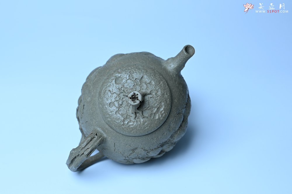 紫砂壶图片：美壶特惠 特好老青段泥云松供春壶 茶人醉爱 - 全手工紫砂壶网