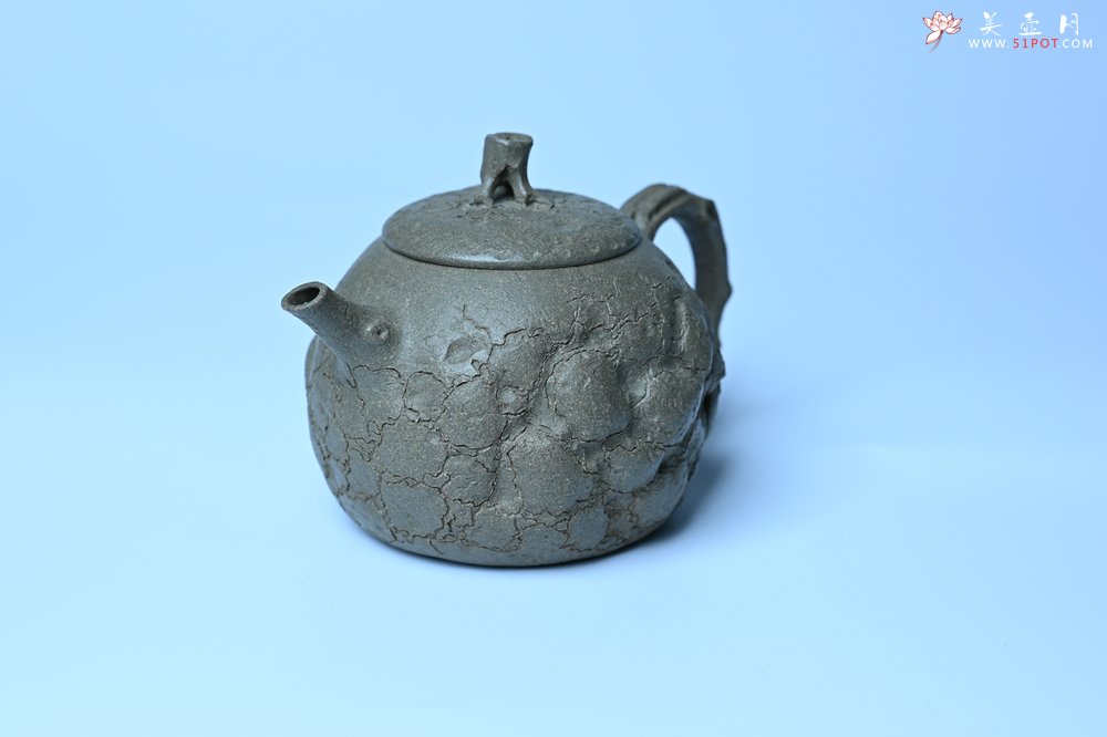 紫砂壶图片：美壶特惠 特好老青段泥云松供春壶 茶人醉爱 - 全手工紫砂壶网