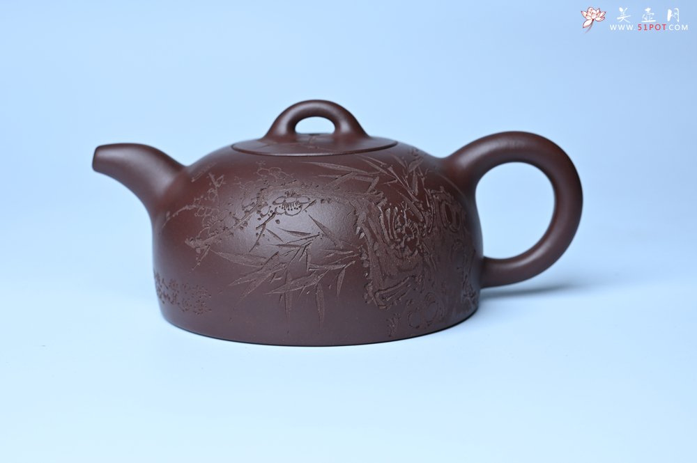 紫砂壶图片：潜力股周小培老师 油润底槽清 卡盖难度相当大 全手工半月紫砂壶 花间渴想相如露,竹不闲参陆羽经 - 全手工紫砂壶网