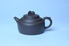 紫砂壶图片：美壶特惠 精品青灰泥玉兔紫砂壶 茶人醉爱 - 全手工紫砂壶网