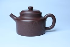 紫砂壶图片：油润底曹青 全手工德中茶壶 装饰人物特文气 - 全手工紫砂壶网
