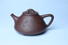 紫砂壶图片：潜力股周小培 特好全手工底槽清子冶石瓢 助工装饰品茶玩壶图 特文气 - 全手工紫砂壶网