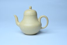 紫砂壶图片：美壶特惠 纯净本绿梨形壶 茶人醉爱 - 全手工紫砂壶网