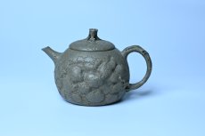 紫砂壶图片：美壶特惠 特好老青段泥云松供春壶 茶人醉爱 - 全手工紫砂壶网