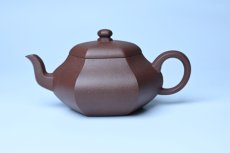 紫砂壶图片：美壶特惠 朱老师全手工六方君德壶 茶人醉爱 - 全手工紫砂壶网