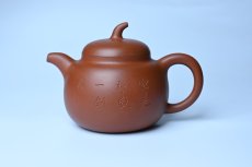 紫砂壶图片：特油润黄龙山小红泥全手工一捺底景舟茄段壶 装饰人物特文气 - 全手工紫砂壶网