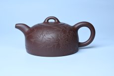 紫砂壶图片：潜力股周小培老师 油润底槽清 卡盖难度相当大 全手工半月紫砂壶 花间渴想相如露,竹不闲参陆羽经 - 全手工紫砂壶网