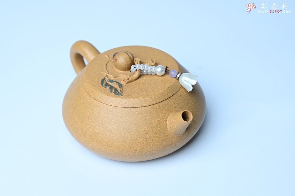 紫砂壶图片：美壶特惠 特好黄龙山段泥香桃壶 桃和叶特灵动 仿生佳作 - 全手工紫砂壶网