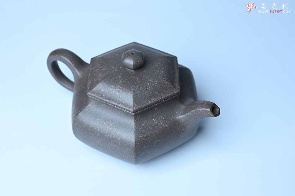 紫砂壶图片：实力派张海艳全手工精工老青灰泥六方仿古壶 气势磅礴 线面挺括平正 - 全手工紫砂壶网