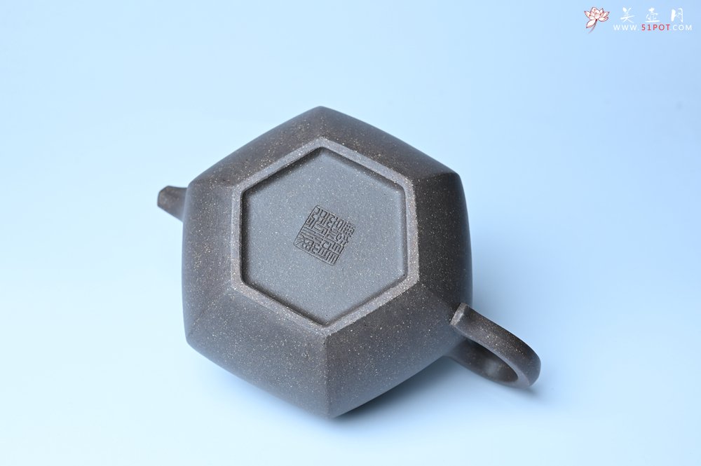 紫砂壶图片：实力派张海艳全手工精工老青灰泥六方仿古壶 气势磅礴 线面挺括平正 - 全手工紫砂壶网