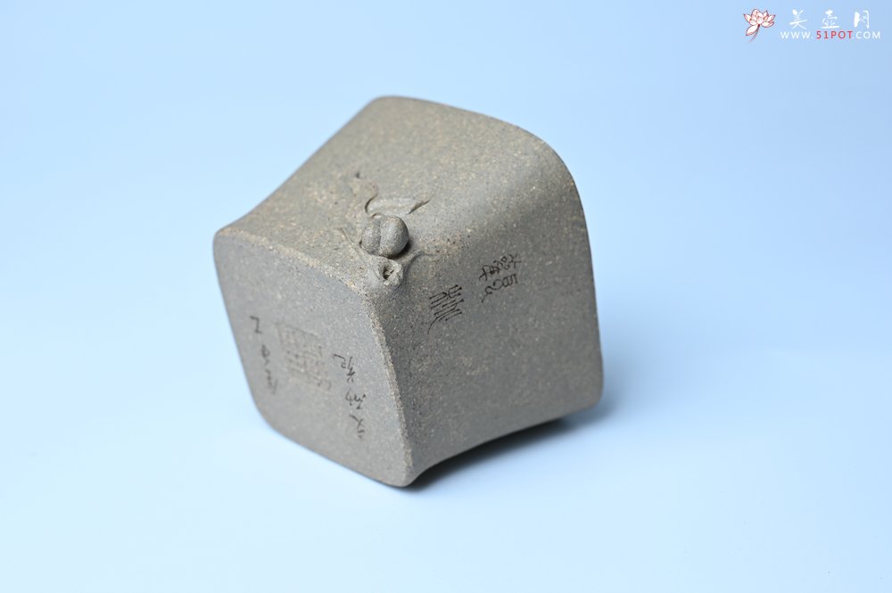 紫砂壶图片：实力派国工周斌（周镔） 采用8000块一捆的特好青段 全手工四方寿桃主人杯 观桃杯 - 全手工紫砂壶网