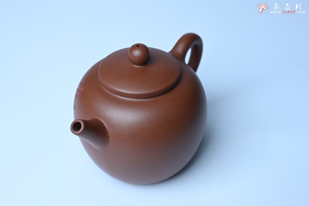 紫砂壶图片：毛国强入室弟子黄云初 特好老紫泥清莲壶 何水法书法清白 刘世涛伯陶刻 - 全手工紫砂壶网