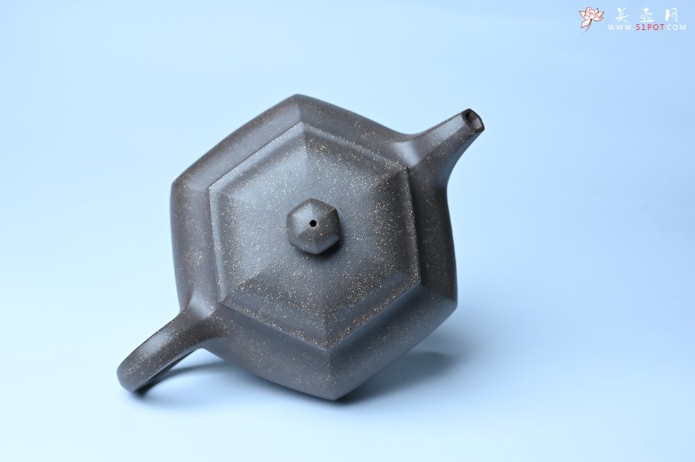 紫砂壶图片：实力派张海艳全手工精工老青灰泥六方仿古壶 气势磅礴 线面挺括平正 - 全手工紫砂壶网