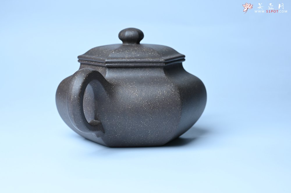 紫砂壶图片：实力派张海艳全手工精工老青灰泥六方仿古壶 气势磅礴 线面挺括平正 - 全手工紫砂壶网