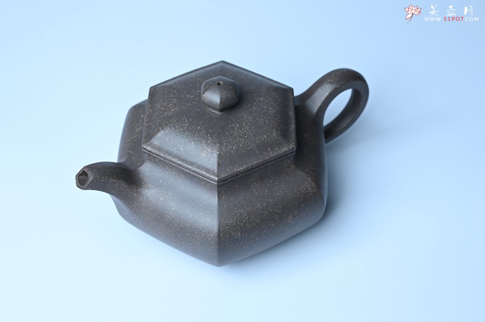 紫砂壶图片：实力派张海艳全手工精工老青灰泥六方仿古壶 气势磅礴 线面挺括平正 - 全手工紫砂壶网