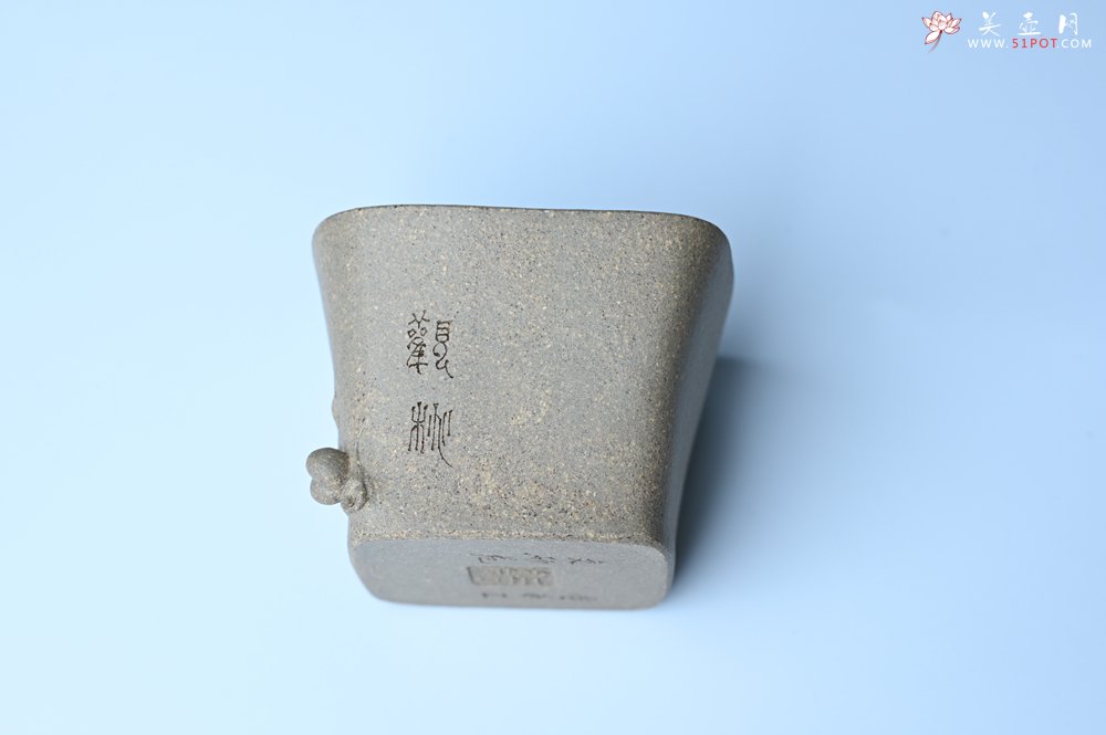 紫砂壶图片：实力派国工周斌（周镔） 采用8000块一捆的特好青段 全手工四方寿桃主人杯 观桃杯 - 全手工紫砂壶网