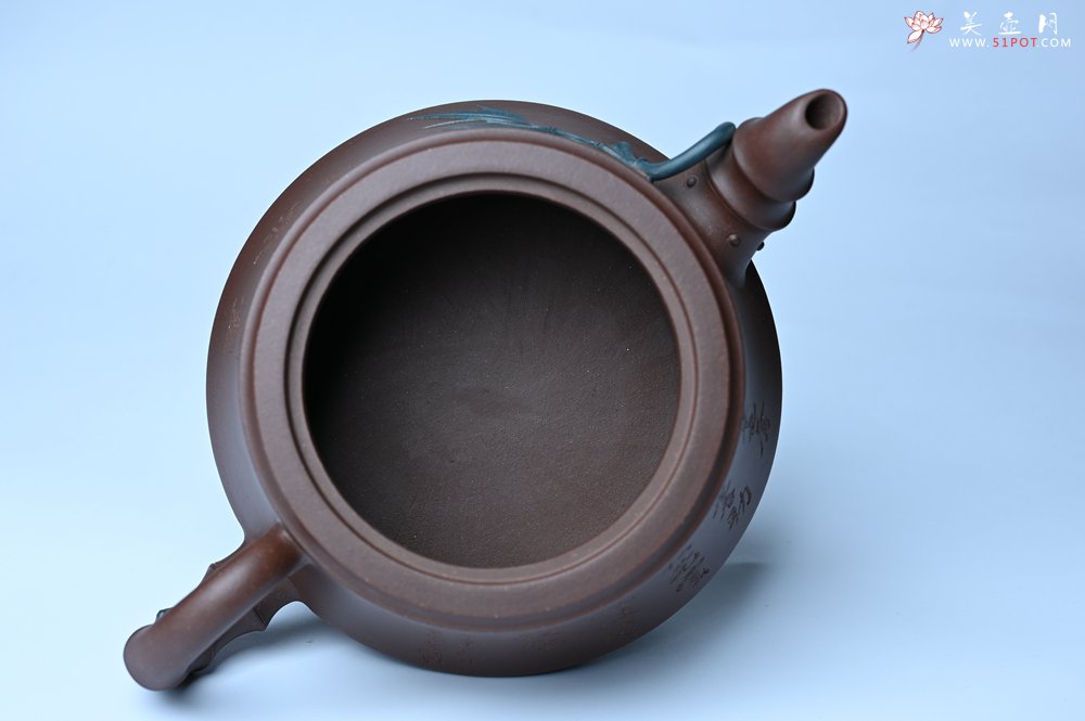 紫砂壶图片：美壶年底特惠 精品松竹梅紫砂壶 清虚静泰 暮色苍茫看劲松 乱云飞渡仍从容 - 全手工紫砂壶网