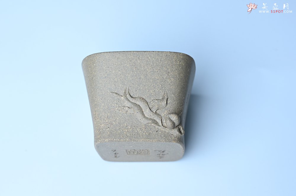 紫砂壶图片：实力派国工周斌（周镔） 采用8000块一捆的特好青段 全手工四方寿桃主人杯 观桃杯 - 全手工紫砂壶网