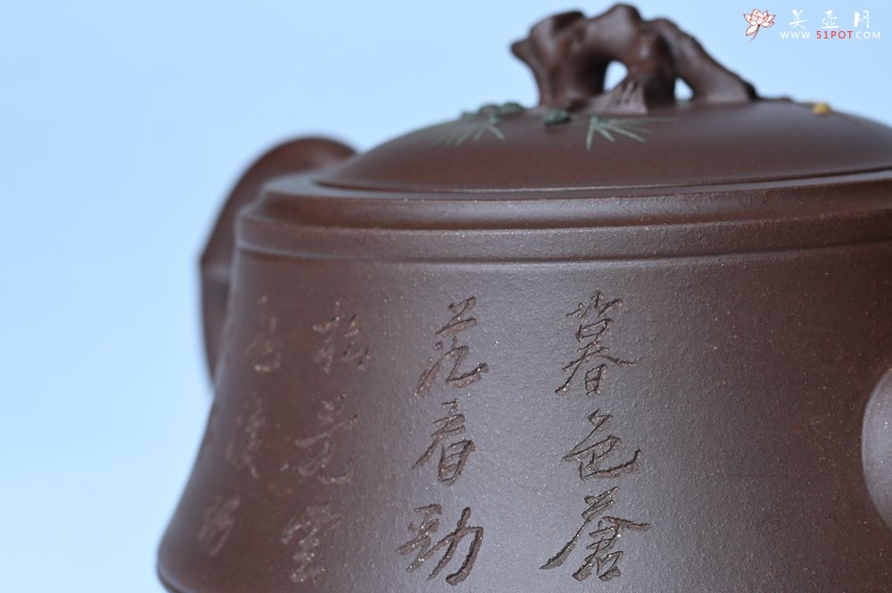 紫砂壶图片：美壶年底特惠 精品松竹梅紫砂壶 清虚静泰 暮色苍茫看劲松 乱云飞渡仍从容 - 全手工紫砂壶网