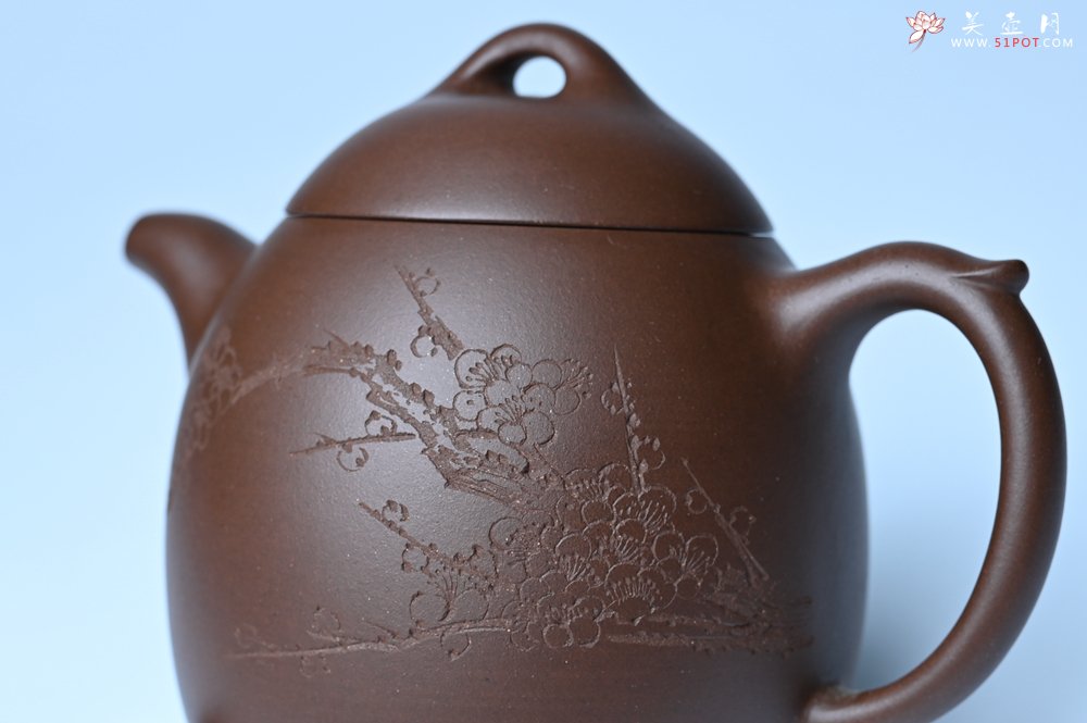 紫砂壶图片：美壶福利特惠 精致特好老紫泥秦权壶 刻梅花 特文气 - 全手工紫砂壶网