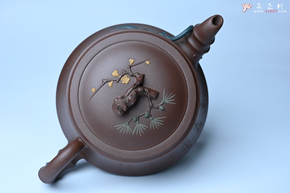 紫砂壶图片：美壶年底特惠 精品松竹梅紫砂壶 清虚静泰 暮色苍茫看劲松 乱云飞渡仍从容 - 全手工紫砂壶网